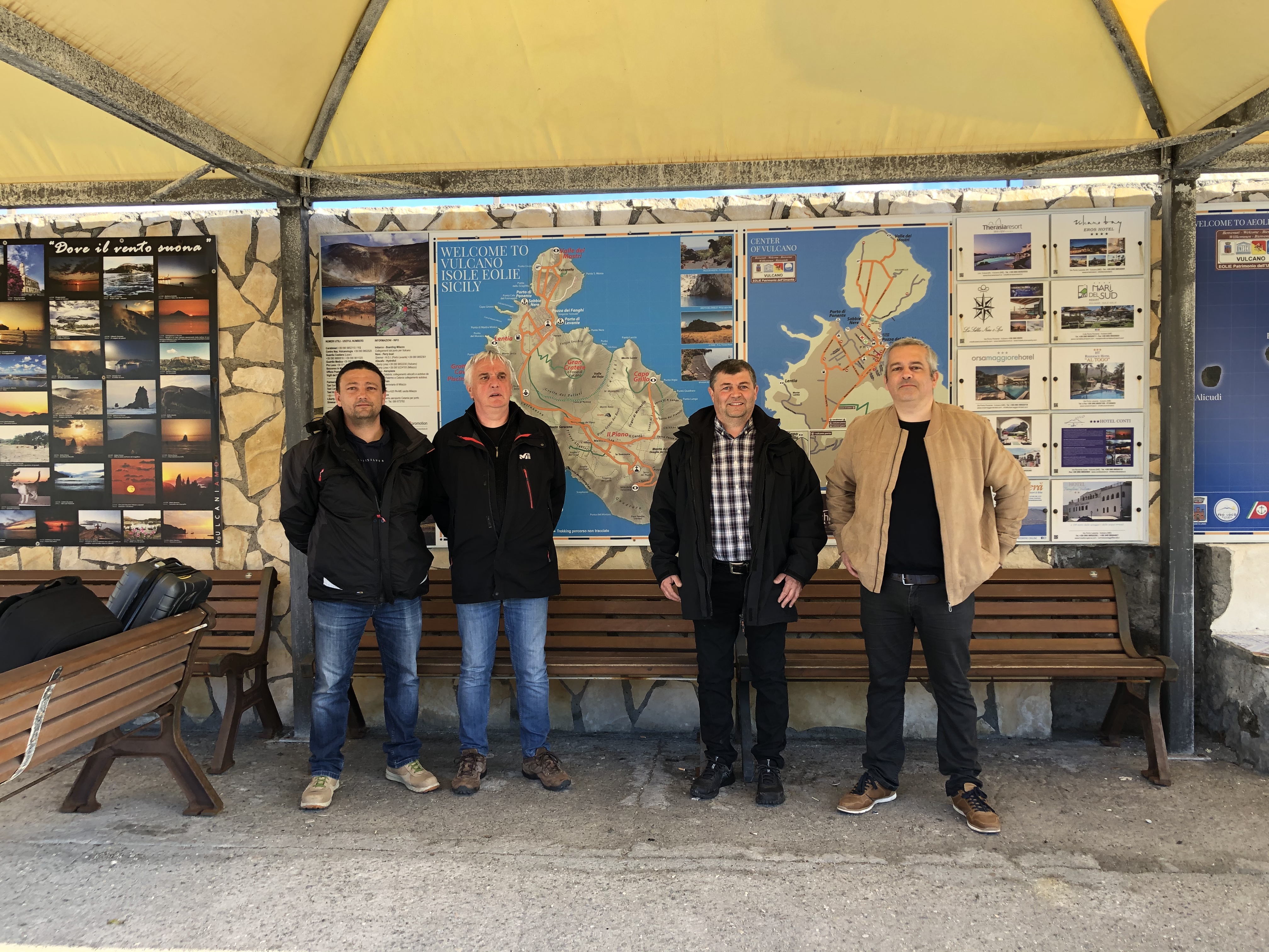 L'équipe en charge de l'installation électrique solaire sur l'Ile Vulcano