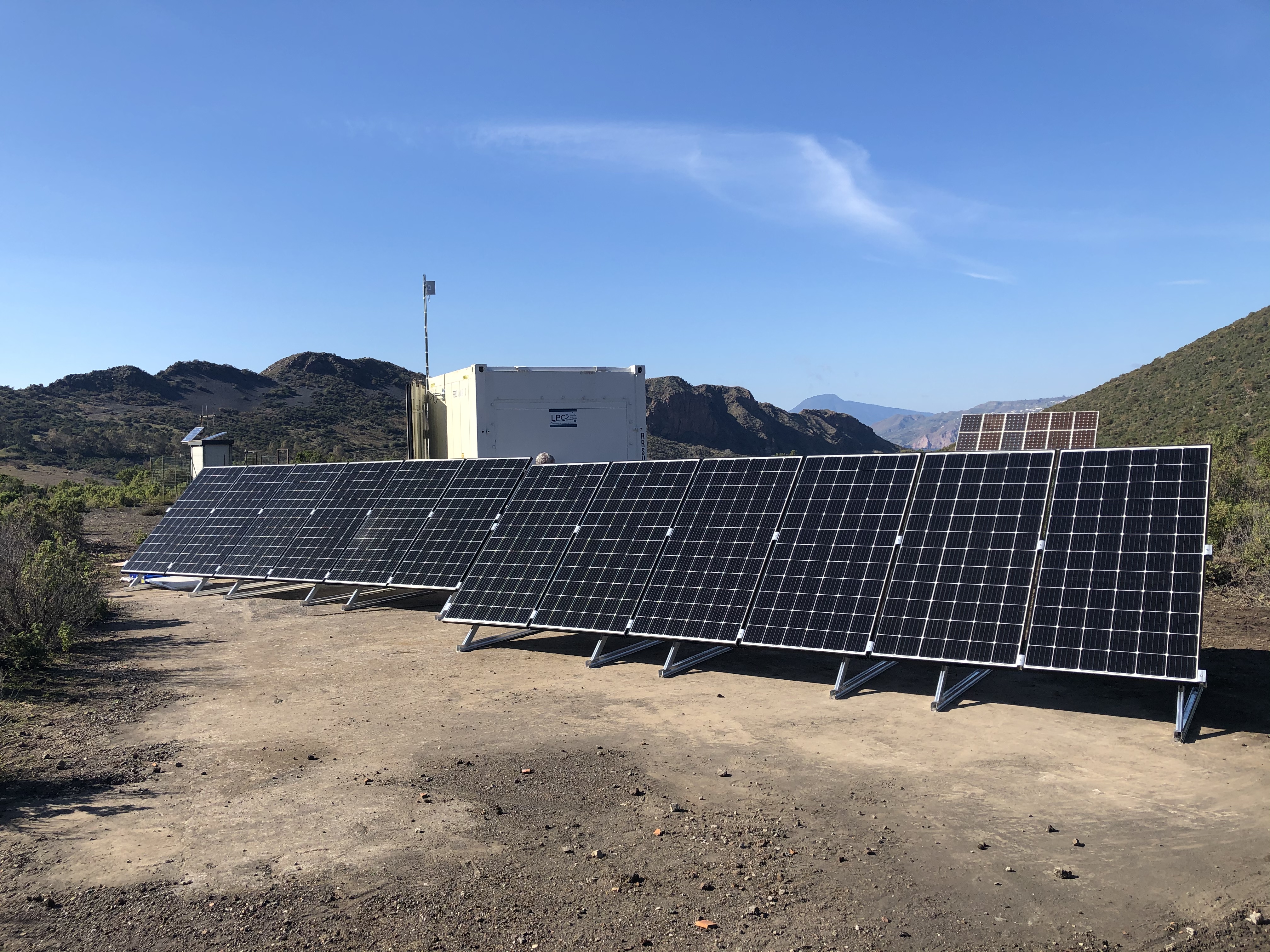 Installation des panneaux solaires qui ont servit à l'alimentation électrique du projet